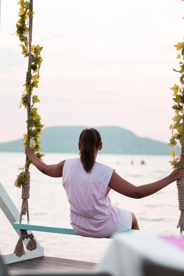 Sunset Resort - Lakeside Boutique Apartments Fonyod Bagian luar foto