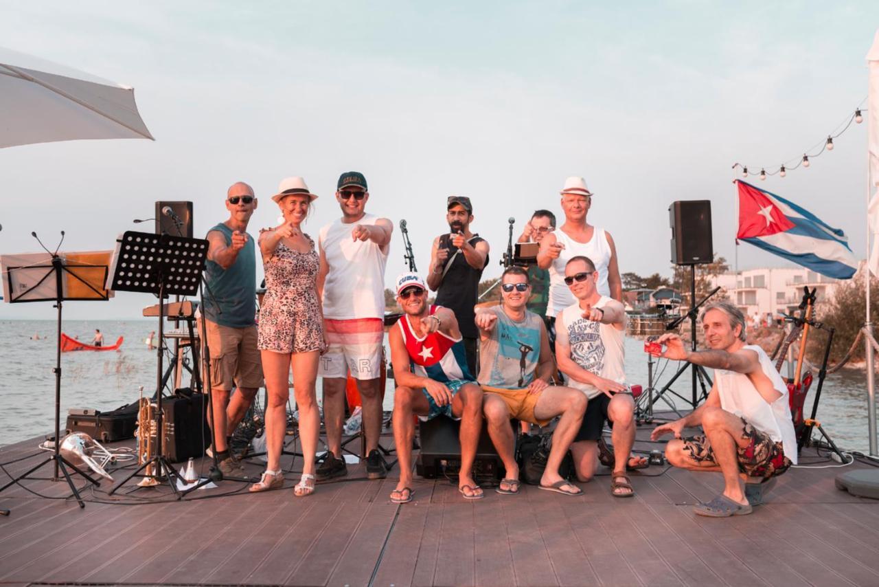 Sunset Resort - Lakeside Boutique Apartments Fonyod Bagian luar foto