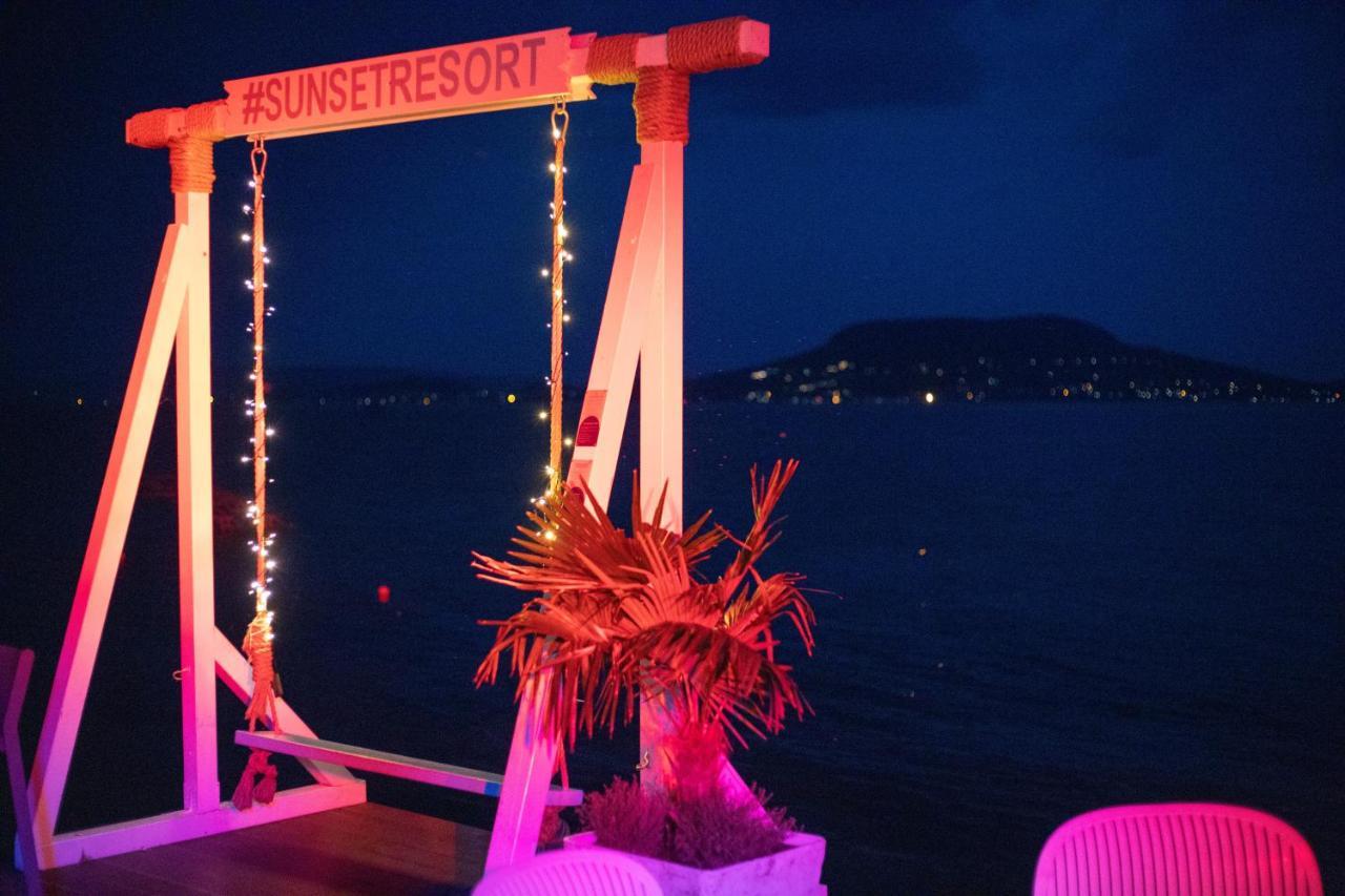 Sunset Resort - Lakeside Boutique Apartments Fonyod Bagian luar foto